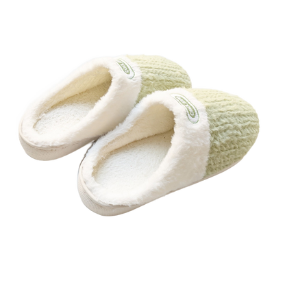 Saliegroene instappantoffels met crèmekleurige voering, van bovenaf gezien