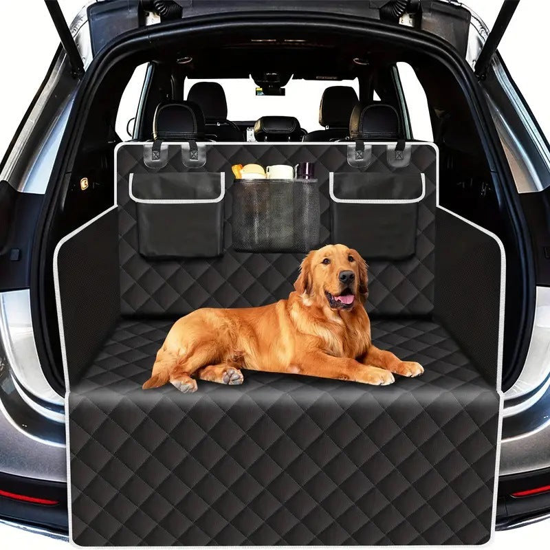 Golden retriever ligt op de kofferbakdeken in de kofferbak van een SUV, met de drie vakken op het rugpaneel zichtbaar
