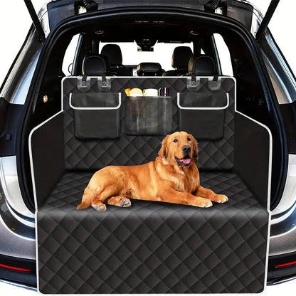 Golden retriever ligt op de kofferbakdeken in de kofferbak van een SUV, met de drie vakken op het rugpaneel zichtbaar